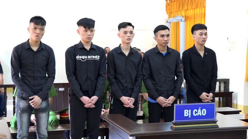 Chém người suýt mất mạng, 5 bị cáo chia nhau 73 năm tù -0