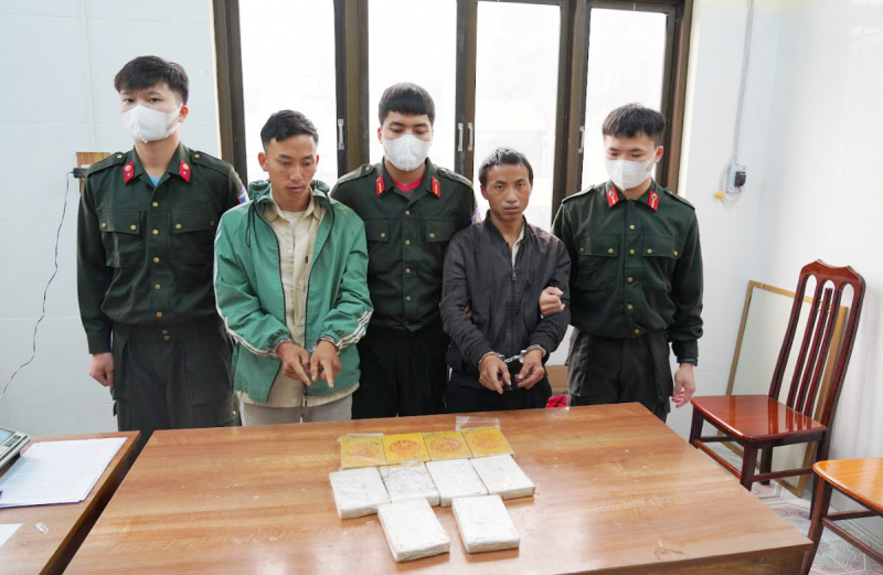 Bao tải dứa có chăn bông cuốn thêm 10 bánh heroin -1