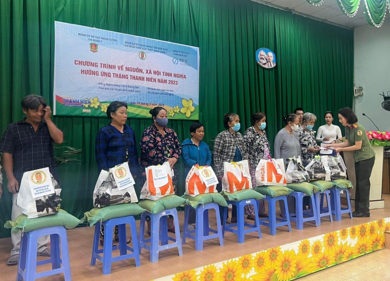 Công an hai đơn vị về nguồn kết hợp công tác xã hội tình nghĩa tại huyện Cần Giờ -0