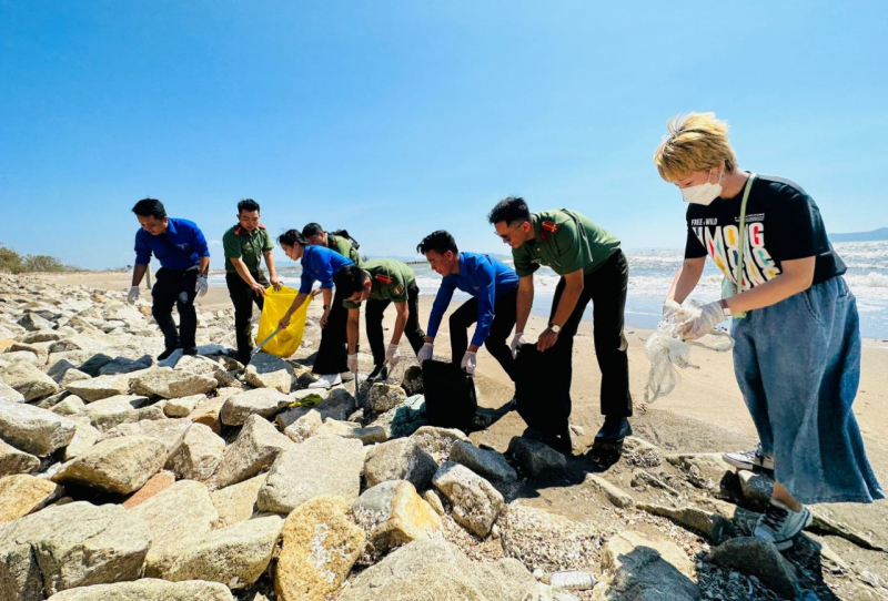 Công an hai đơn vị về nguồn kết hợp công tác xã hội tình nghĩa tại huyện Cần Giờ -0