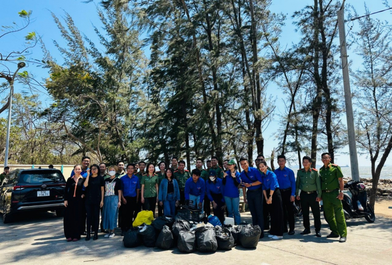 Công an hai đơn vị về nguồn kết hợp công tác xã hội tình nghĩa tại huyện Cần Giờ -1