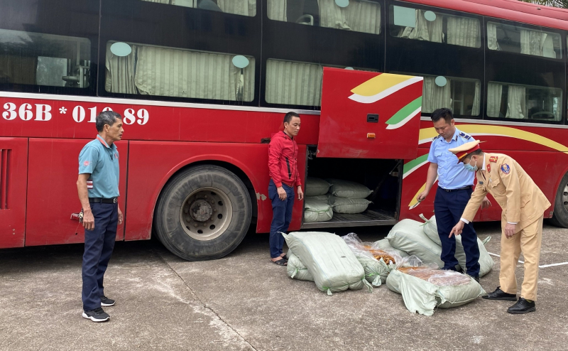Phát hiện gần nửa tấn lòng lợn sấy khô ẩm mốc, chảy nước bốc mùi hôi thối -0