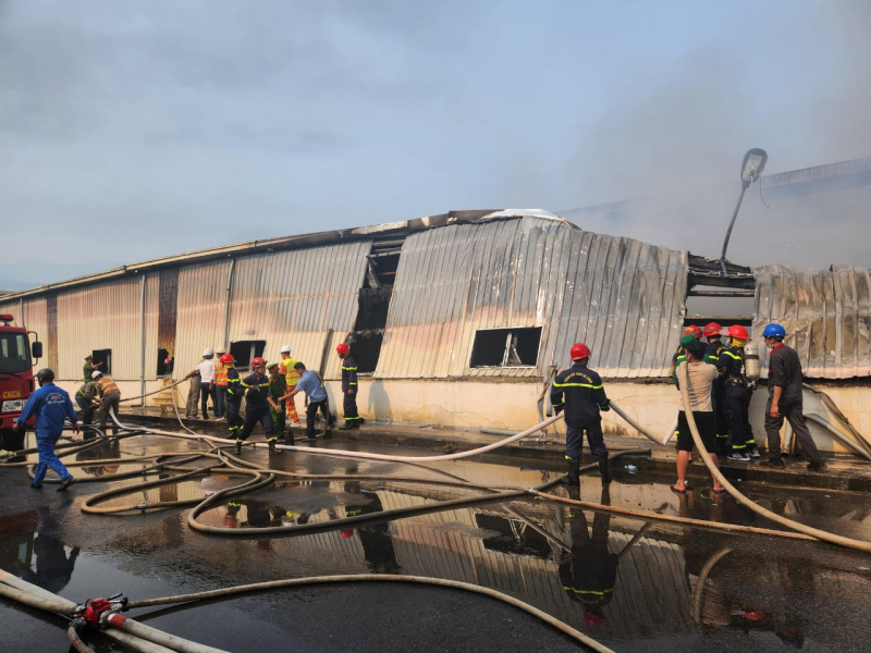 Khống chế đám cháy tại Công ty Cổ phần One One miền Trung trong Khu Kinh tế Chân Mây – Lăng Cô -0