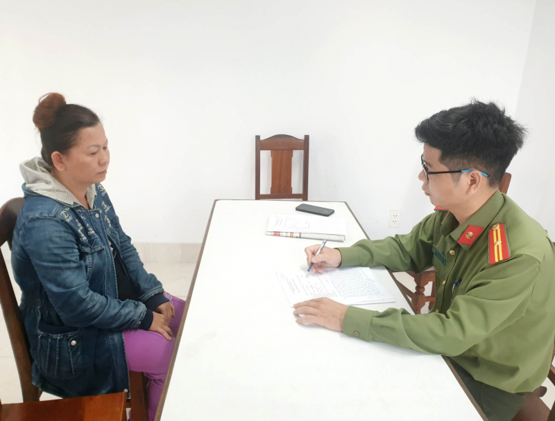 Con tham gia làm tiền giả, mẹ nhận tiền công -0