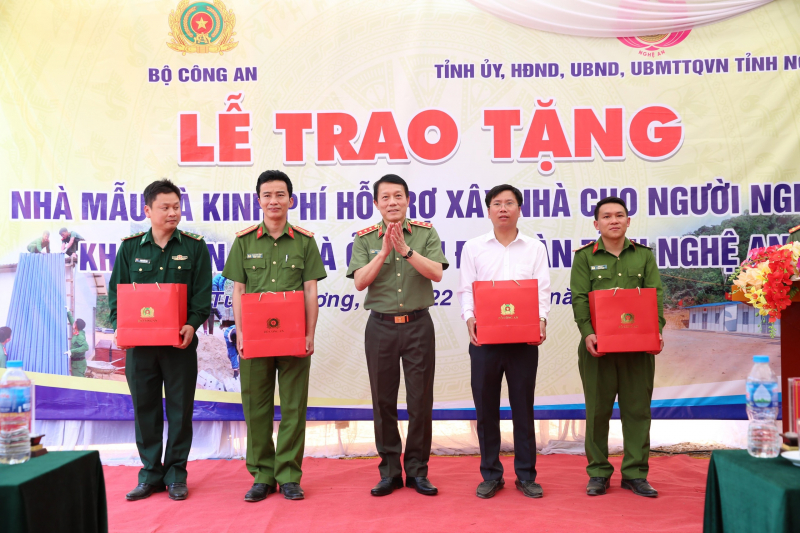 Thượng tướng Lương Tam Quang trao tặng nhà mẫu và kinh phí hỗ trợ xây dựng nhà cho các hộ nghèo, khó khăn về nhà ở trên địa bàn tỉnh Nghệ An -0