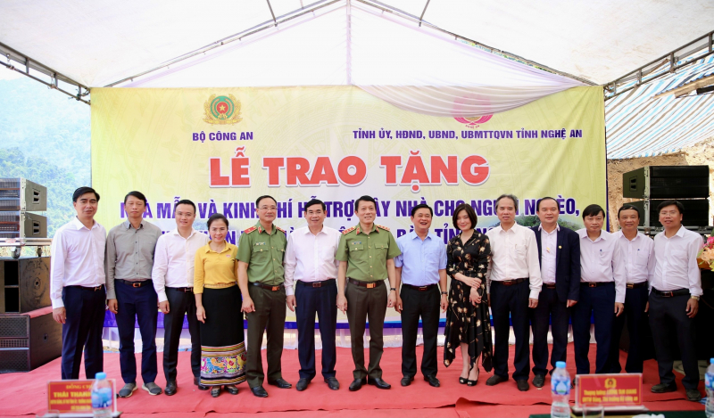 Thượng tướng Lương Tam Quang trao tặng nhà mẫu và kinh phí hỗ trợ xây dựng nhà cho các hộ nghèo, khó khăn về nhà ở trên địa bàn tỉnh Nghệ An -0