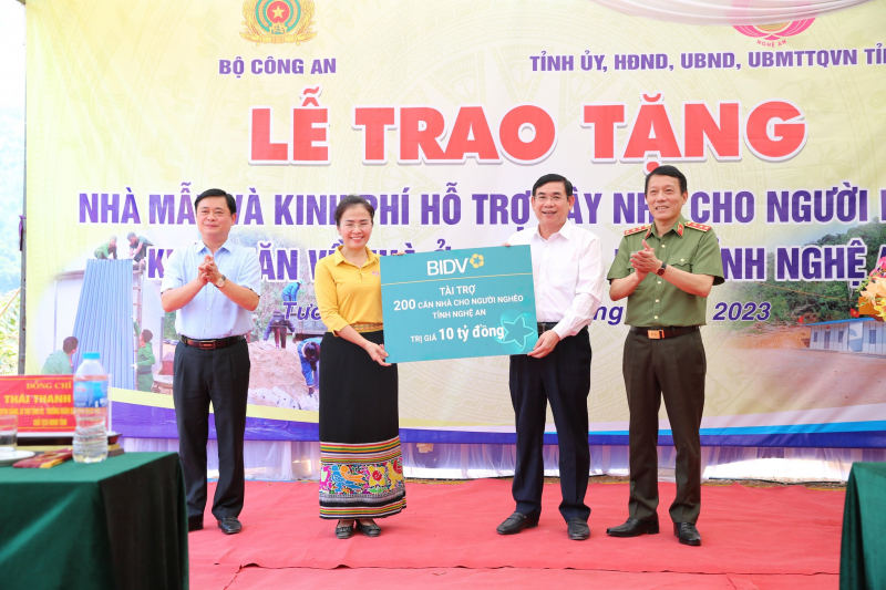 Thượng tướng Lương Tam Quang trao tặng nhà mẫu và kinh phí hỗ trợ xây dựng nhà cho các hộ nghèo, khó khăn về nhà ở trên địa bàn tỉnh Nghệ An -0