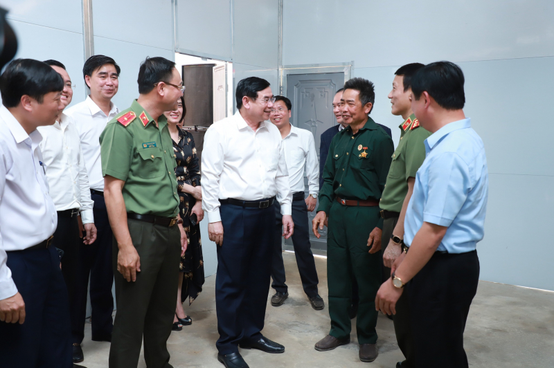 Thượng tướng Lương Tam Quang trao tặng nhà mẫu và kinh phí hỗ trợ xây dựng nhà cho các hộ nghèo, khó khăn về nhà ở trên địa bàn tỉnh Nghệ An -0