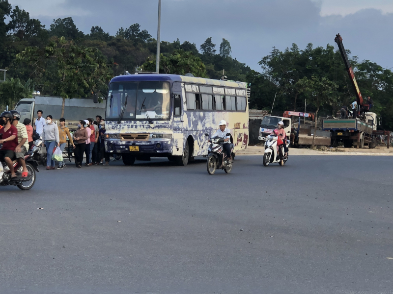 Từ phản ánh của bạn đọc và PV Báo CAND, CSGT tạm giữ xe khách quá hạn đăng kiểm -0