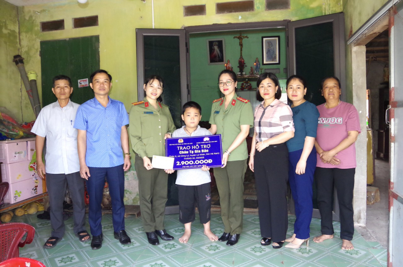 Nhận đỡ đầu hai bé có mẹ nhiễm chất độc da cam và mô côi cha mẹ -0