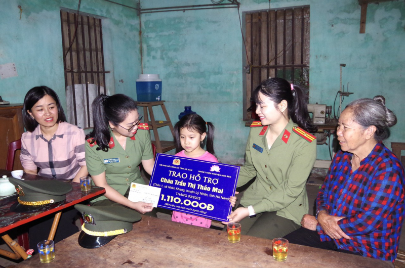 Nhận đỡ đầu hai bé có mẹ nhiễm chất độc da cam và mô côi cha mẹ -0