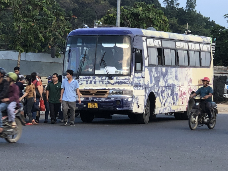 Từ phản ánh của bạn đọc và PV Báo CAND, CSGT tạm giữ xe khách quá hạn đăng kiểm -1