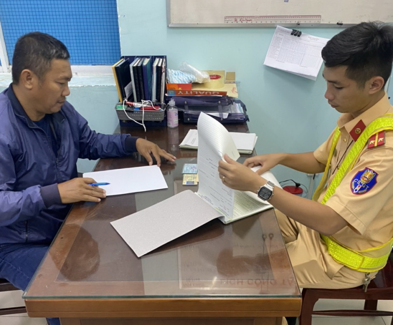 Từ phản ánh của bạn đọc và PV Báo CAND, CSGT tạm giữ xe khách quá hạn đăng kiểm -0