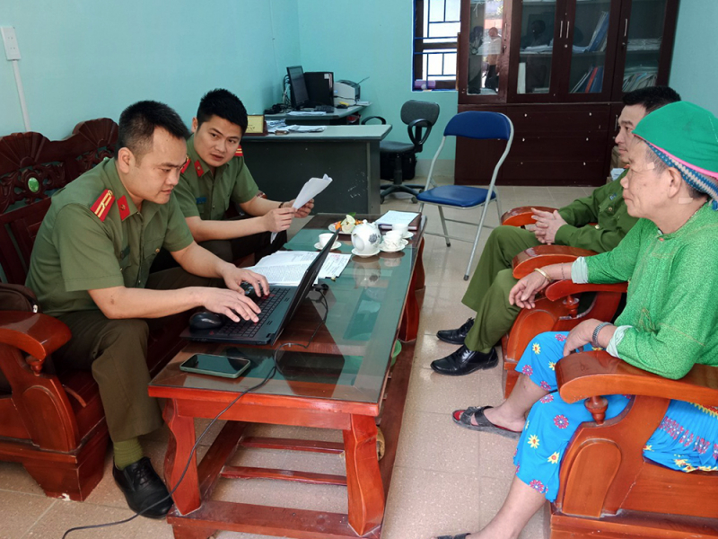 cán bộ phòng an ninh chính trị nội bộ công an hà giang tiếp nhận đơn của bà thào thị mua.jpg -0