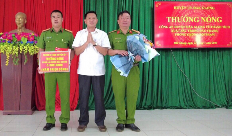 Khen thưởng Công an huyện Đắk Glong triệt phá vụ ma túy lớn -0
