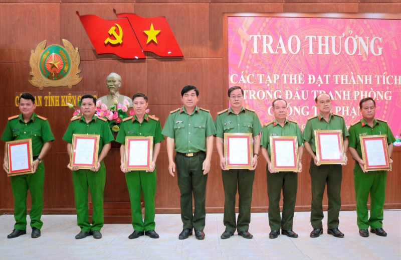 Bộ Công an tặng Bằng khen các đơn vị triệt xóa băng cướp xe máy -0