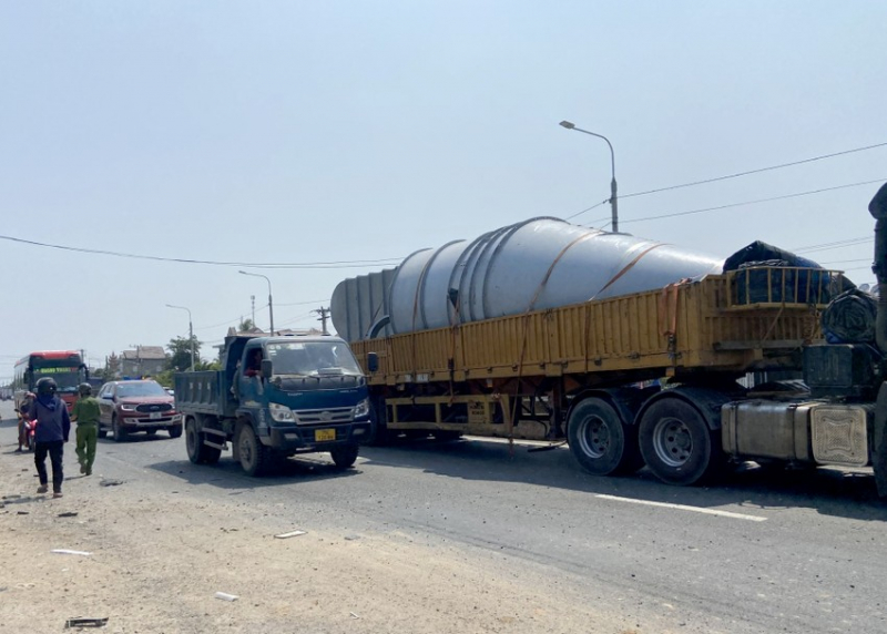 Xe tải lao vào quán cà phê rồi tông sập nhà dân khiến nhiều người bị thương -0