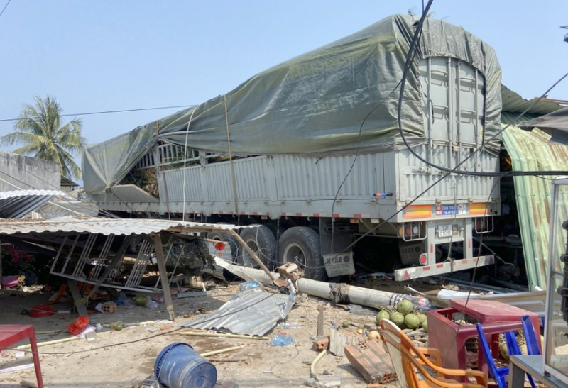 Xe tải lao vào quán cà phê rồi tông sập nhà dân khiến nhiều người bị thương -0