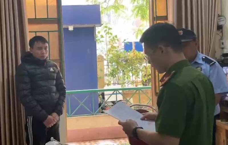 Tạm giam hai người đàn ông dùng xế hộp chở vẹt quý hiếm -1