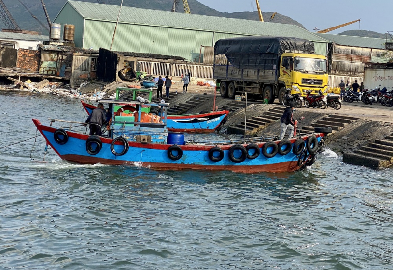 Chòng chành những chuyến đò sang đảo Hải Minh -0