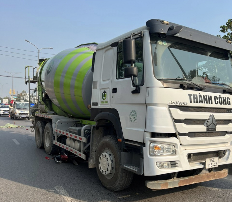 Va chạm với xe bồn chở bêtông, cô gái trẻ chết tại chỗ -0