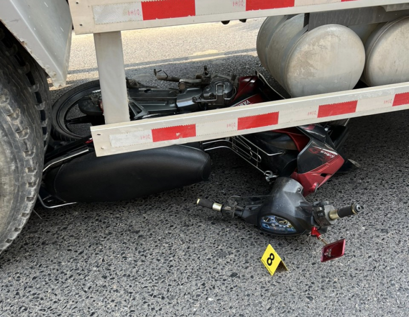 Va chạm với xe bồn chở bêtông, cô gái trẻ chết tại chỗ -0