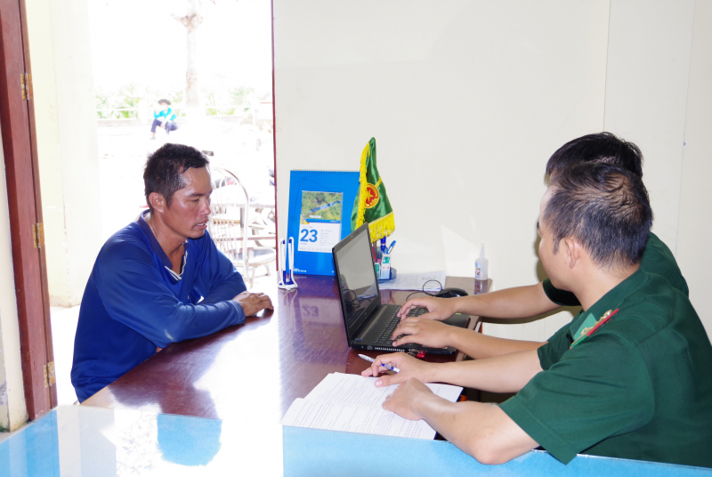 Bắt giữ tàu chở 40.000 lít dầu không rõ nguồn gốc -0