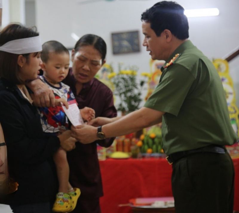 Trường Cao đẳng ANND I tặng sổ tiết kiệm và 