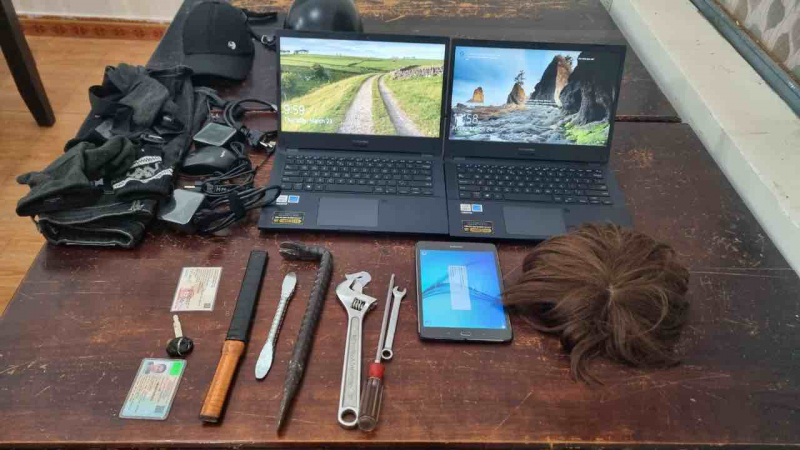 Đội tóc giả đột nhập vào trường học trộm cắp tài sản -0