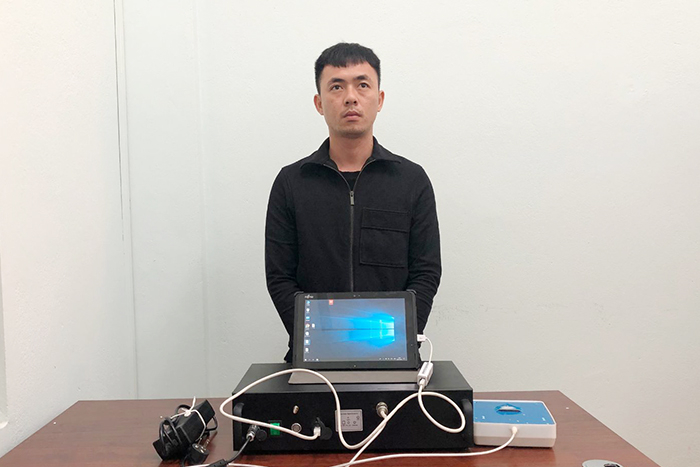 Bắt giữ đối tượng vận hành thiết bị giả mạo trạm BTS để lừa đảo -0