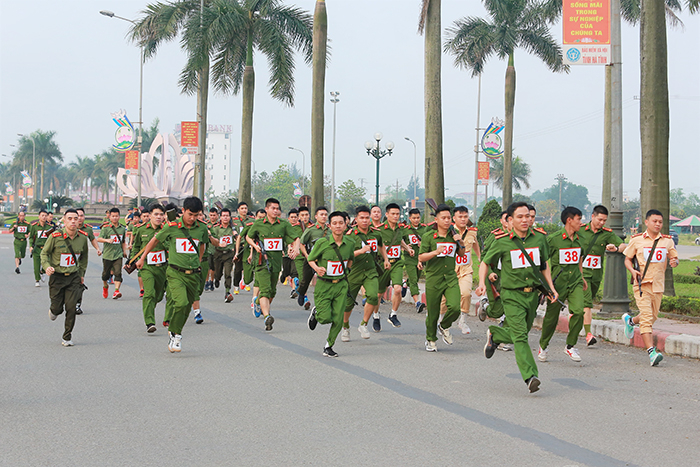 Gần 500 vận động viên tham gia ngày chạy Olympic và giải chạy việt dã vũ trang năm 2023 -0