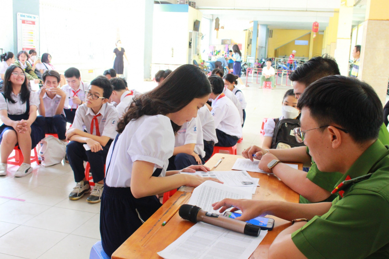 Công an TP Hồ Chí Minh ra quân cao điểm “nước rút” cấp CCCD gắn chip cho học sinh -0