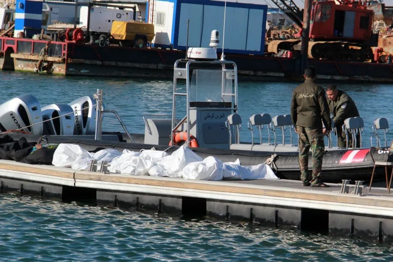 Lật thuyền chở người di cư ở Địa Trung Hải, 19 người chết  -0