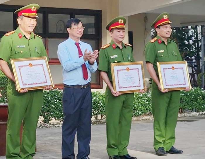 Triệt phá băng nhóm mua bán súng quân dụng trái phép -0