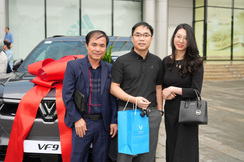VinFast chính thức bàn giao xe VF 9 cho khách hàng -0