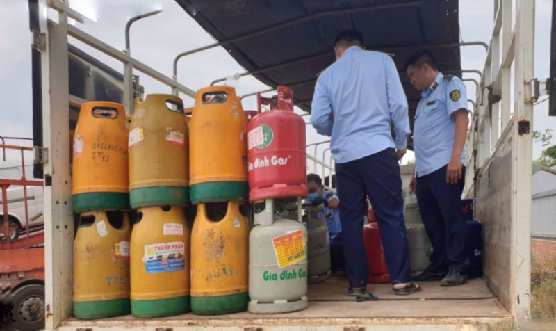 Tạm giữ 1.186 chai LPG và LPG có dấu hiệu giả mạo nhãn hiệu -0
