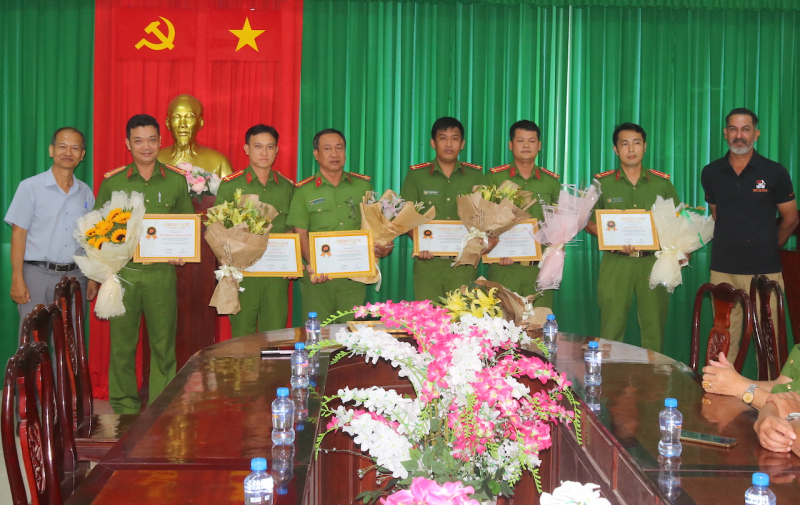 Phòng Cảnh sát phòng chống tội phạm về môi trường Công an tỉnh Đồng Tháp nhận giấy khen của Tổ chức quốc tế -0