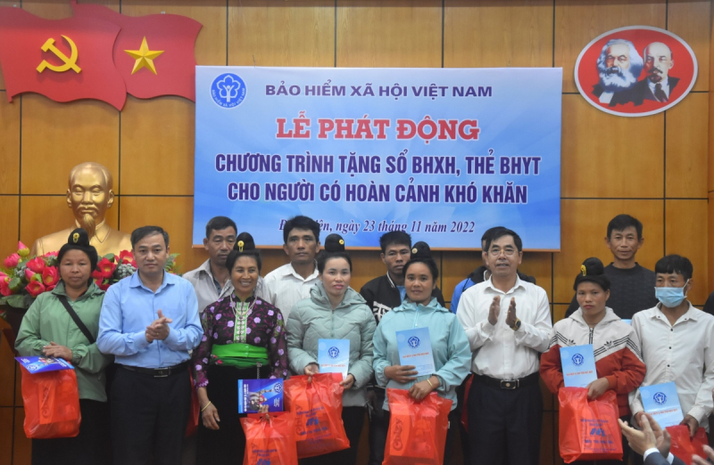 Huy động 45,5 tỷ đồng tặng sổ BHXH, thẻ BHYT cho người nghèo -0