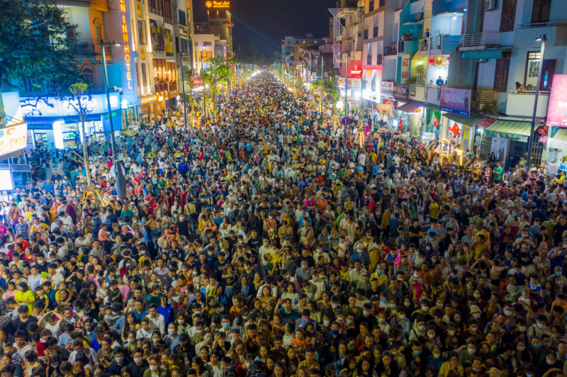 Hàng nghìn người “chen chân” trên tuyến phố đi bộ trăm tỷ ở Huế  -0