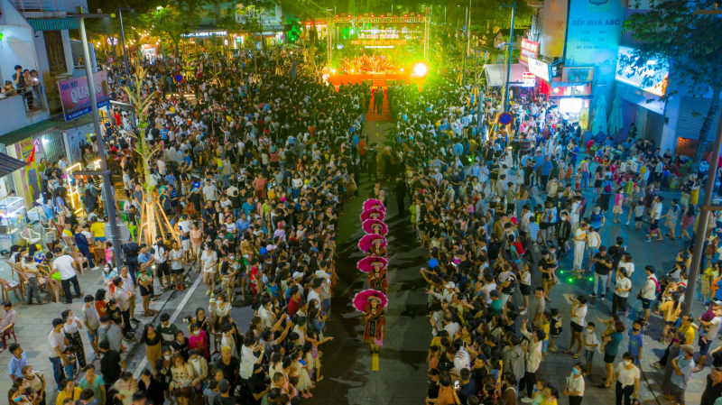 Hàng nghìn người “chen chân” trên tuyến phố đi bộ trăm tỷ ở Huế  -1