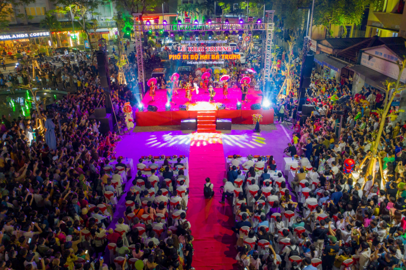 Hàng nghìn người “chen chân” trên tuyến phố đi bộ trăm tỷ ở Huế  -0