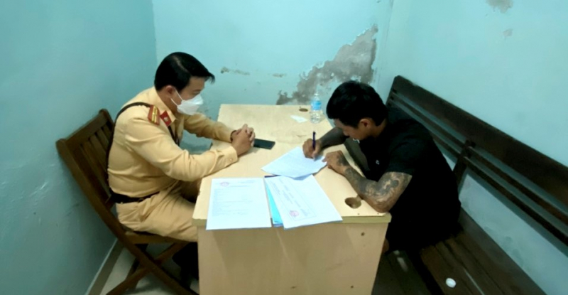 Tài xế dương tính với ma túy tăng ga bỏ chạy ngay khi vi phạm giao thông  -0