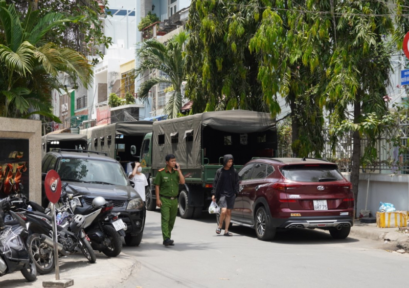 Khám xét 2 địa điểm của một công ty chuyên mua bán nợ -3