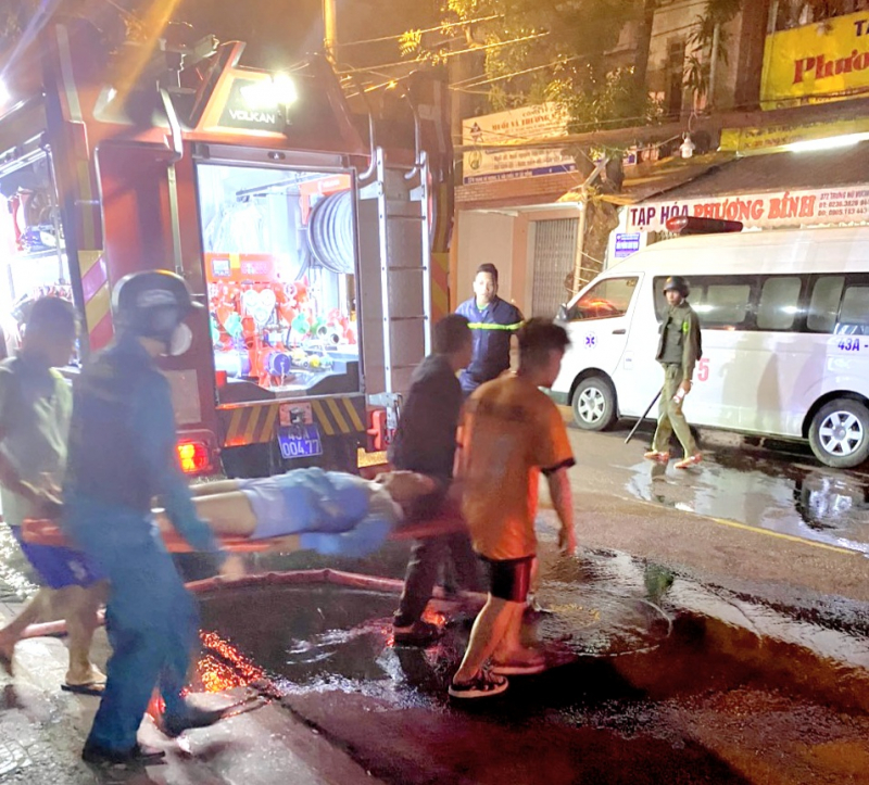 Phá tường nhà, kịp thời cứu 2 người thoát khỏi đám cháy -0