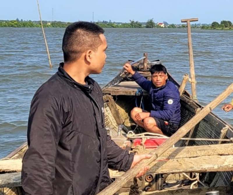 Bị bắt quả tang khai thác cát trái phép, “cát tặc” liều lĩnh tấn công Công an viên  -0