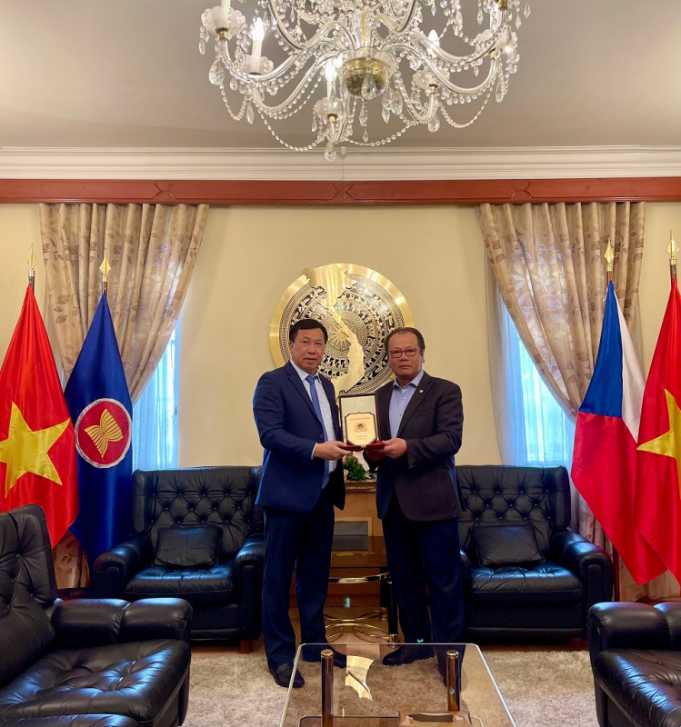 Đoàn nghệ sĩ CAND đưa “Giai điệu quê hương” phục vụ kiều bào ở châu Âu -0