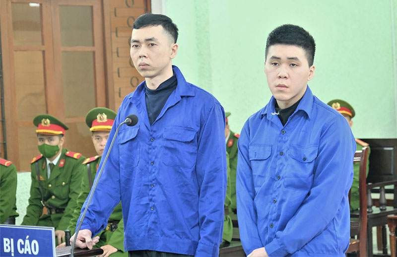 Đâm người vì cho là bị nhìn “đểu” khi hát karaoke, 2 thanh niên lĩnh 21 năm tù -0