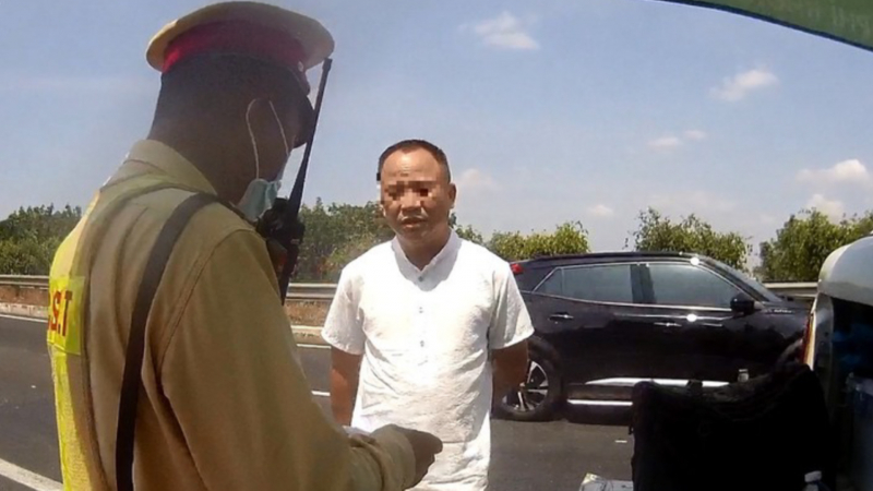 Điều tra vụ việc tài xế trình thẻ nhà báo và giấy phép lái xe giả -0