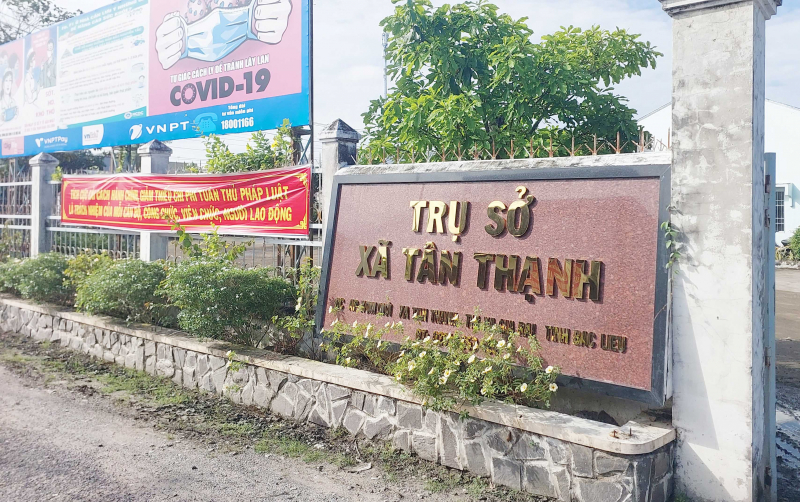 Khởi tố cán bộ văn phòng xã mang sổ đỏ của dân đi cầm -0