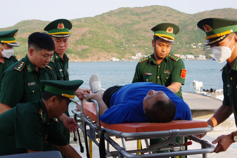 Cấp cứu kịp thời một thuyền viên nước ngoài gặp nạn trên biển -0